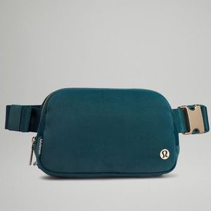 Lululemon 🍋 Everywhere Belt Bag NWT VELOUR ((Green Jasper Gold hardware))